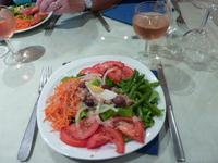 Hier im Bild eben genannter Salade Nicoise mit einem Glas Côte de Provence.