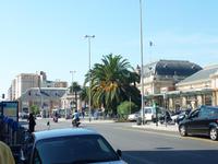 Auch in Frankreich sind die Bahnhöfe bei weitem nicht so imposant gestaltet, wie in Deutschland. Vielmehr sind sie klein und gemütlich gehalten. Hier im Bild der Bahnhof von Nizza.