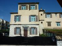 In diesem Haus könnte ich mir gut vorstellen, zu wohnen. Generell sind die typischen provenzialischen Steinfassaden ausgesprochen hübsch.