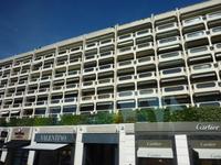 In Cannes wiederum scheint es sich recht einseitig zu wohnen. Dafür hat man diverse Luxusboutiquen direkt vor der Haustüre.