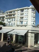 Auch die verschiedenen Modezaren kommen nicht umhin, eine Niederlassung in Cannes zu gründen. Hier die Filiale von Christian Dior...