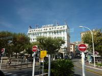 Dieses Hotel dürfte schon eher bezahlbar für den Normalbürger sein. Was auch immer 