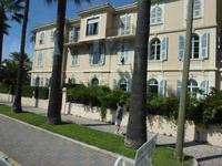 Wer es lieber privat mag, der könnte sich vielleicht aber auch eine kleine Villa am Strand von Cannes leisten.