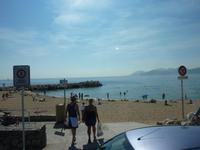 Diesen Ausblick kann man genießen, wenn man sich in Cannes am Strand niederlässt.