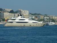 ...auch eine Vielzahl der verschiedenen Yachten, die vor Cannes ankerten, erwarten.