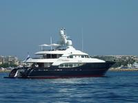 Auch die Besitzer dieser schnittigen Yacht ließen es sich bei der Hitze auf ihrem kleinen Boot gut gehen.