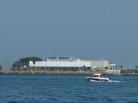 Bei diesem Gebäude handelt es sich nicht um einen Segelclub, wie die zahlreichen Segelschiffe vermuten lassen, sondern um das bekannte Palm Beach Casino von Cannes.