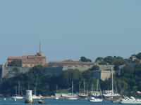 Dies hier ist das Meeresmuseum auf der Sainte-Marguerite.