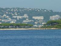 Auch die Inseln besaßen einen schönen Strand, der geradezu zum Baden einlud. Im Hintergrund hier die Ausläufer von Cannes.