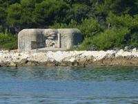 Dies hier sind die Überreste des einen von zwei Geschützbunkern, den die deutschen Besatzungsmächte im zweiten Weltkrieg zur Sicherung der Küste von Cannes auf der Île Saint-Honorat errichteten.