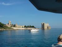 Hier sehen Sie das Kloster der Île Saint-Honorat. 1073 errichteten die Mönche zum Schutz vor Piraten den Wehrturm, der hier rechts im Bild ist.