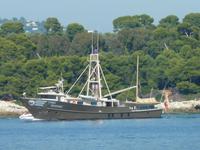 Die Pink Shrimp ist kein Shrimpkutter zum Fischen, sondern ebenfalls eine Yacht. Sie steht übrigens momentan zum Verkauf, falls Sie mal 3,5 Millionen Euro übrig haben.