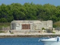 Und hier sehen Sie nun auch noch den zweiten deutschen Geschützbunker. Dieser hier ist definitiv etwas besser erhalten, als der erste.