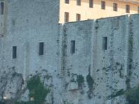 Im Fenster hier in der Mitte des Fotos (Drittes von links) wurde der legendäre Mann in der eisernen Maske gefangen gehalten.