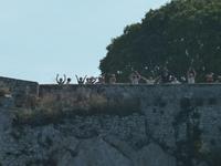 Diese Kinder hier schienen schon dort drinnen gewesen zu sein und vergnügten sich nun damit, nichtsahnenden Touristen zuzuwinken.