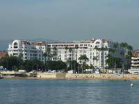 Und hier das momentane Aushängeschild der Hotels von Cannes: Das Majestic Barriere. Die Penthouse-Suite ist das zweitteuerste Hotel-Apartment der Welt. Eine Nacht hier kostet 38.000 Euro. Frühstück nicht inklusive!