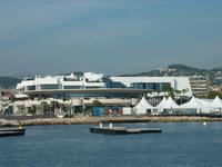 Bei einem Besuch in Cannes darf natürlich nicht versäumt werden, das Festspielhaus anzusehen. Hier finden die berühmten Filmfestspiele von Cannes statt.