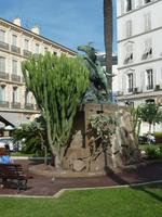 Ob dieses Pferd hier sich wohl aufgrund des Kaktus vor seinen Füßen sträubt?