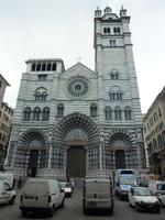 Diese wunderschöne Kathedrale war zu Fuß sehr einfach zu erreichen. Es ist die Kathedrale San Lorenzo. Ihr Bau dauerte etwa drei Jahrhunderte.