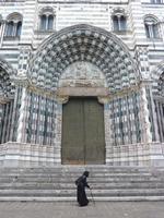 Zur Veranschaulichung der Dimensionen war diese Dame netterweise bereit, sich vor der Kirche ablichten zu lassen. Okay, Sie haben mich erwischt, sie wusste nichts von meinem Fotoapparat.