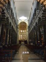 Auch ihr Inneres ist geprägt von den abwechselnd verwendeten schwarzen und weißen Steinen.