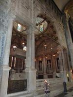 Gleiches gilt natürlich für die kleinen reich verzierten und mit Kuppeln geschlossenen Seitengänge der Kathedrale.