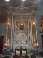 Hier sehen sie hingegen wieder einen Altar aus reinem Marmor. Das Bild in der Mitte zeigt Christus mit einem großen Herzen.