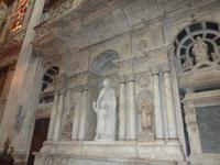 Diese Statue eines Kindes winkte jedem Besucher der Kathedrale freundlich zu.