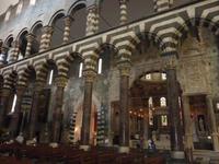 Hier nochmals die schwarz-weißen Innenausbauten der Kathedrale. Sie ruhen auf Säulen aus Marmor.