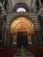 Falls Sie sich fragten, wie das riesige Portal der Kathedrale wohl von innen aussah, dann finden Sie in diesem Bild die Antwort.