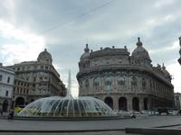 Mitten in der Altstadt von Genua prangt dieser gewaltige Springbrunnen. Wer diesen Platz gesehen hat, kann Genua vermutlich nicht mehr guten Gewissens als hässlich bezeichnen.