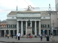 Auf diesem Bild sehen Sie das Theater von Genua. Es befindet sich am selben Platz, an dem auch der Springbrunnen stand.