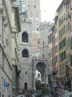 Dieses steinerne Tor wollte sich mal so gar nicht in seine Umgebung einfügen und stand einsam zwischen all den bunten Häusern von Genua herum.