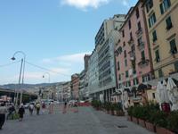 Irgendwie vermisst man wirklich bei uns eine solche Farbenvielfalt. Wie Franca uns verriet, waren die Farben das Erkennungszeichen des eigenen Hauses für vom Meer her kommende Seefahrer.