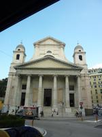 Diese Kirche hier dürfte eines der neueren Gebäude in der Altstadt von Genua sein.