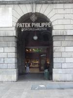 In den Altbauten haben sich ebenerdig zahlreiche Geschäfte angesiedelt. Dieses hier verkauft berühmte und mindestens ebenso teure Luxusuhren.