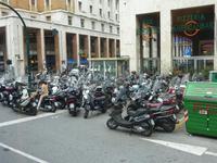 Die unzähligen Roller sind ein weiteres Merkmal Italiens. Wer hier Auto fahren will, sollte sich daran gewöhnen, dass sich durch jede kleine Lücke mindestens eines dieser Gefährte quetscht.