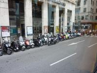 Zum Glück gibt es genügend Parkplätze für eben diese Roller. Und wenn es keine gibt, gibt es ja noch die altbewährte zweite Reihe.