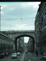 Ein weiterer Blick auf die wunderbaren Fassaden Genuas. Links im Bild wieder die Zebra-Optik, die Sie auch von der Kathedrale kennen.