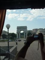 Dies ist der Triumphbogen von Genua. Dahinter sind Blumenbeete in Form der drei Schiffe von Cristoph Columbus angelegt. Die zwei arme gehören nicht zum Bogen, sondern zu Ilona, die auch die Idee hatte, ein Foto zu schießen.