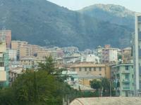 Blickte man allerdings etwas weiter in die Stadt hinein, so fand man schnell wieder die dicht beieinander gebauten und hohen bunten Häuser.