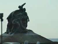 Zur Rechten hingegen stand diese äußerst sonderbare Skulptur.