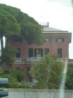 Eine weitere Villa im Grünen.