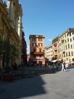 Irgendwann scheint man sich entschieden zu haben, die große Straße in zwei Gassen aufzuteilen, indem man Gebäude in die Mitte baute.