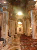 Die Kirche in Santa Margherita machte einen komplett anderen Eindruck, als die Kathedrale von Genua. Hier strahlte alles in hellen und auch goldenen Farben.