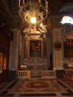 Die Kronleuchter und Bilder taten ihr Übriges, um diesen glanzvollen Eindruck noch zu verstärken.