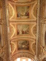 Selbst an den ohnehin reich verzierten Decken hingen noch weitere Gemälde.