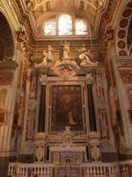 Obgleich dieser Altar einer der wenigen Fleckchen der Kirche war, der ohne goldene Farbe auskam, wirkte er kein Bisschen weniger prächtig.