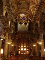 Hier sehen Sie den Eingangsbereich der Kirche. Das Licht fällt durch die Tür wie ein Heiligenschein. Außerdem im Bild die Orgel der Kirche direkt über dem Portal.