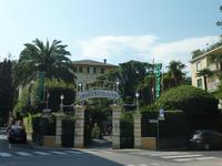 Auch in Santa Margherita gab es selbstverständlich das ein oder andere Hotel. Preislich dürften diese aber nicht so bescheiden sein, wie sie sich hinter den Bäumen und Palmen versteckten.